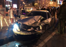 Страшная ночная авария с Mercedes-Benz в центре Воронежа: есть пострадавшие