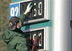 Источник объяснил, почему бензин на АЗС не подешевеет после обрушения оптовых цен 