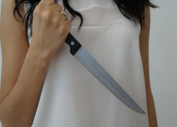 Жительница Воронежа за просьбу приготовить ужин воткнула нож в живот сожителю