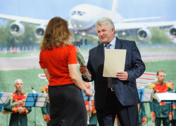 Праздничным депутатом по поручению показал себя Виктор Буздалин 