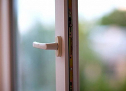 В Воронеже из окна многоэтажки выпала 44-летняя женщина