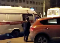 В Воронеже двое мужчин набросились на  иномарку, чтобы инсценировать ДТП,  и попали на видео