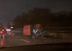 Ночное ДТП с перевернувшимся трактором попало на видео в Воронеже