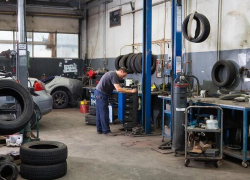 Шиномонтажки анонсировали рост цен на свои услуги 