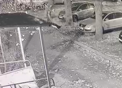 Пенсионер уничтожил чужую иномарку под камерой во дворе воронежского дома 
