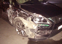 Неадекватный водитель "Лексуса" протаранил шесть автомобилей на парковке в Воронеже и скрылся 