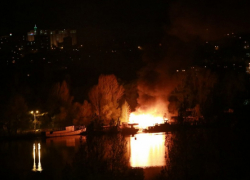 Неподалеку от парка «Алые паруса» сгорел катер в Воронеже