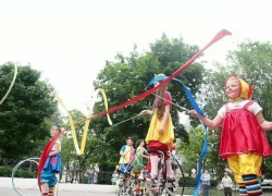 Центр Воронежа в День защиты детей превратился в арену цирка