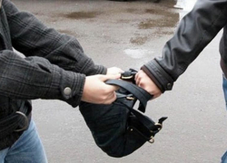 Матерые грабители днем отобрали сумку с деньгами у мужчины в Воронеже 