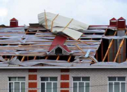 Из-за сильнейшего ветра воронежские школьники остались без крыши над головой 