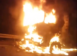 Эпичное горение грузовика попало на видео под Воронежем 