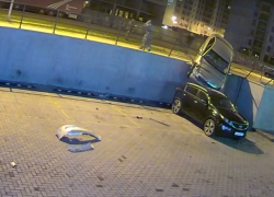 Опубликовано видео с вылетевшим на парковку Nissan в Воронеже