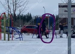 «Предлагал конфеты и ходил следом»: воронежцы сообщили о странном мужчине на детской площадке