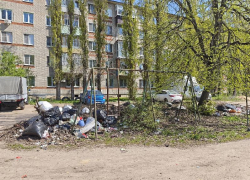 Свалка на месте детской площадки обнажила себя после общегородского субботника в Воронеже