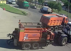 Момент столкновения трактора с фурой в Воронеже попал на видео