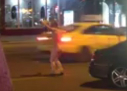 Голый мужчина устроил странные танцы на дороге в Воронеже