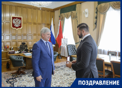 Губернатор Гусев наградил почетным знаком газовика-единороса, владеющего Harley-Davidson