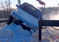  ВАЗ «оседлал» заснеженный отбойник под Воронежем