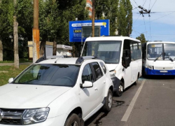 Два автобуса и Renault Duster столкнулись на светофоре в Воронеже