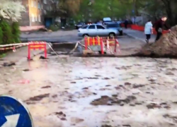 На видео попали опасные последствия коммунальной аварии на улице Ростовской в Воронеже