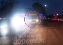 Мегаопасный выезд автобуса на встречку попал на видео в Воронеже