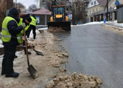 Фотографиями работящих коммунальщиков поделились воронежские власти