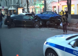Видео с места массового ДТП с полуопрокидыванием показали у кинотеатра в Воронеже 