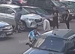 Появилось видео массовой драки с таксистом, в которой пассажир лишился протеза ноги в Воронеже