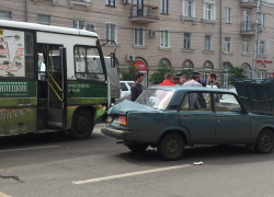 В Воронеже на Плехановской автобус протаранил легковушку: движение парализовано