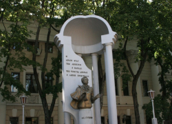 В Воронеже у театра Оперы и Балета горожане отметили день Флага России