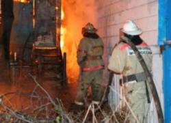 В крупном пожаре на турбазе под Воронежем едва не погиб мужчина 