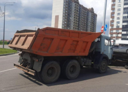 Водитель иномарки чудом не пострадал в жестком столкновении с КамАЗом в Воронеже