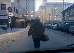 Женщина устроила в центре Воронежа транспортный коллапс, пройдясь посередине дороги 