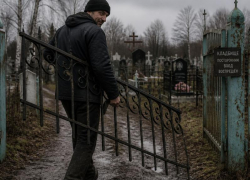 Мужчина украл оградки с двух могил и сдал на металлолом в Воронежской области