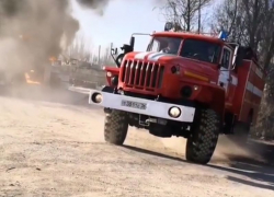 Нерасторопную пожарную машину при возгорании у АЗС сняли на видео в Воронеже