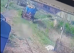 Опубликовано видео, как тепловоз сбивает мужчину в Воронежской области 