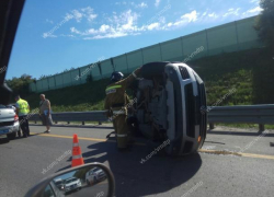 Последствия серьезной аварии с "перевертышем" показали на видео в Воронеже