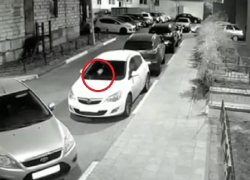 Разбивающий иномарку кирпич сняли на видео в Воронеже 