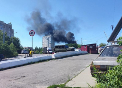 Чёрный густой дым встревожил местных жителей на правом берегу Воронежа 