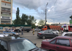 ВАЗ Росгвардии попал в аварию после разворота через сплошную в Воронеже