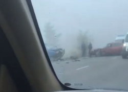 Последствия массовой аварии на туманной дороге попали на видео под Воронежем