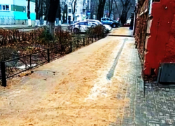 В непроходимую песочницу превратили улицу в центре Воронежа