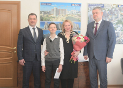 Депутаты команды ДСК поздравили сына бойца СВО с получением паспорта