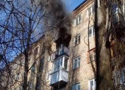 В Воронеже сняли на видео пожар в жилом доме