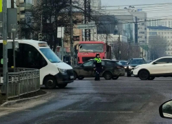 Сотрудники ГИБДД заменили собой светофоры на оживленном перекрестке в Воронеже 