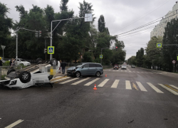 Машина такси перевернулась на крышу после ДТП в Воронеже 