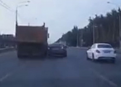 КамАЗ жестко бортанул легковушку на дороге и попал на видео в Воронеже
