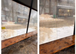 Новая крытая остановка превратилась в дырявое сито в Воронеже 