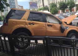 Land Rover оседлал ограду после ДТП с шестью машинами в Воронеже