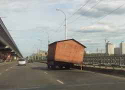 Автомобилист перевозил огромный гараж на собственном авто в Воронеже